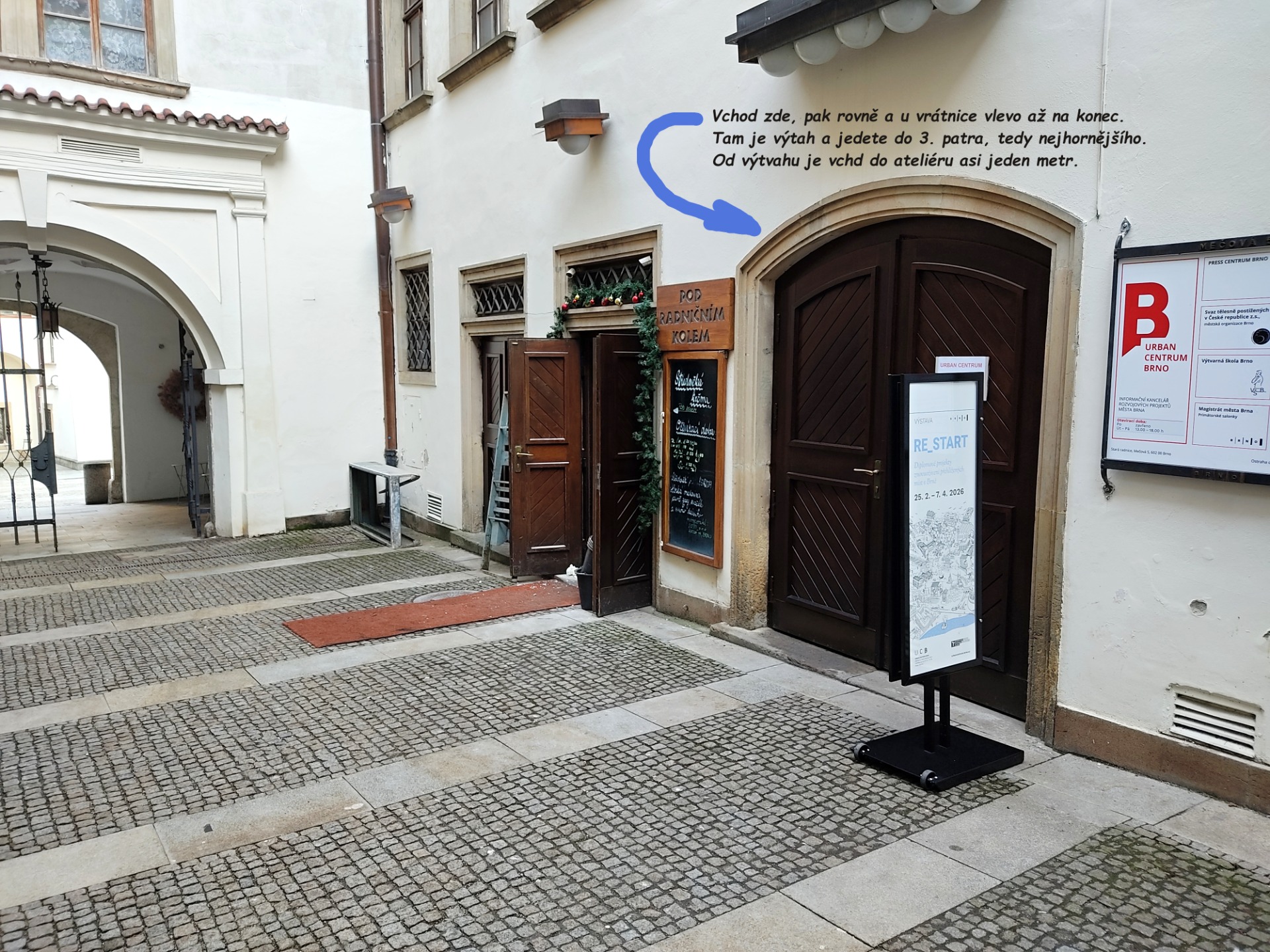 Vchod do Výtvarných kurzů Brno